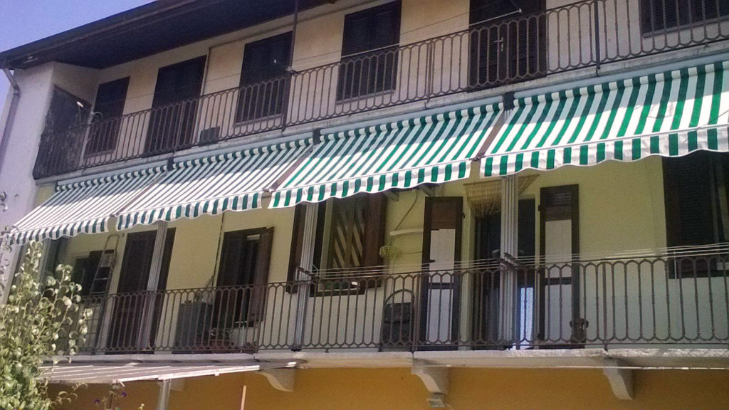 Tende a caduta verdi e bianche per balconi da esterno - sintesi tende orbassano Torino