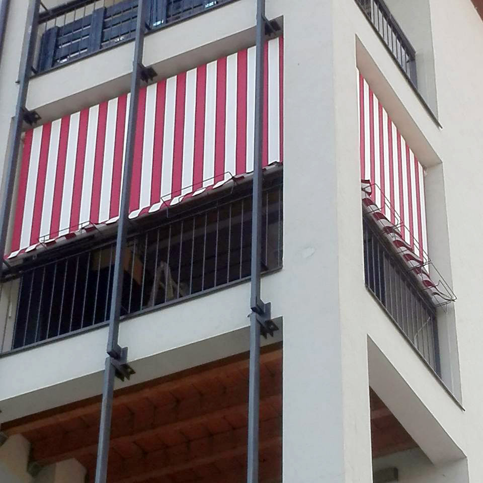 Tende a caduta rosse e bianche per balconi da esterno - sintesi tende orbassano Torino