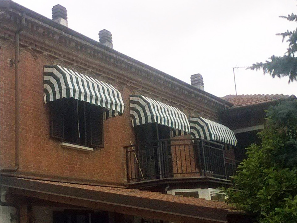 Tende capottine da sole verdi e bianche per villa da esterno - Sintesi tende Orbassano Torino